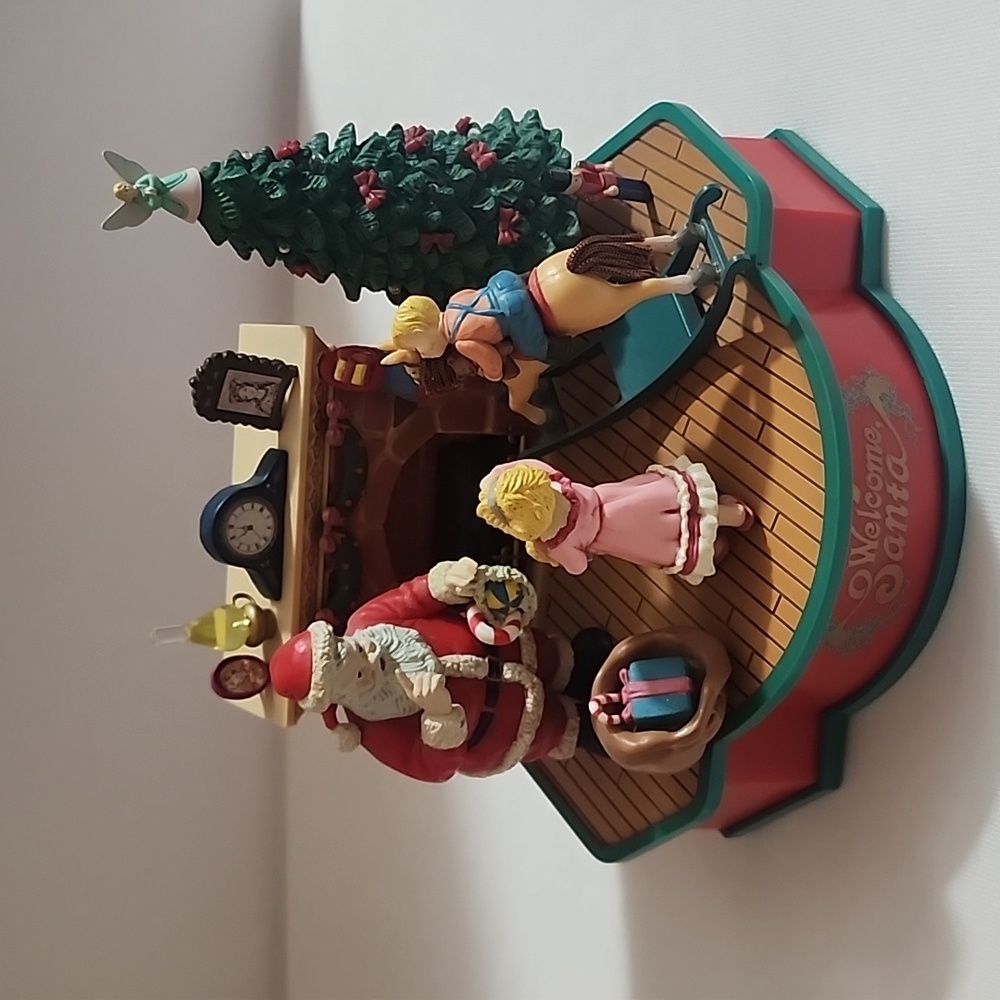 Trim a Tree musical knick knack (plastic) Santa and kids Christmas/Holiday